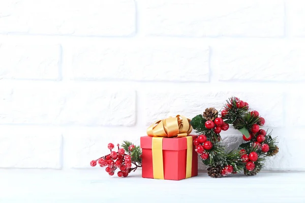 Couronne de Noël avec boîte cadeau — Photo