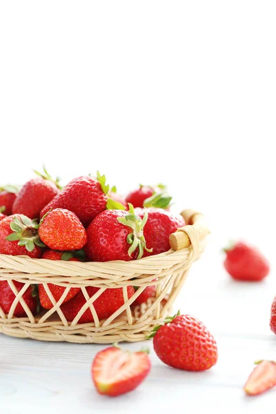 Erdbeeren im Weidenkorb — Stockfoto