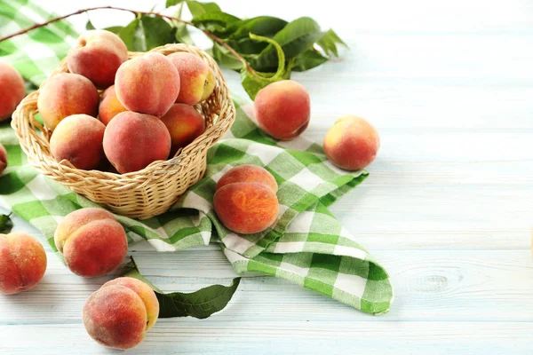 Солодкі персики в кошику — стокове фото
