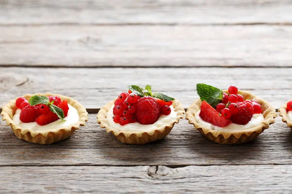 Dessert tartlets with berries — Stock Photo, Image