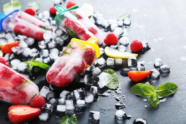 Dondurmayı siyah masada çilek ile