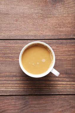 Tahta masada bir fincan kahve.