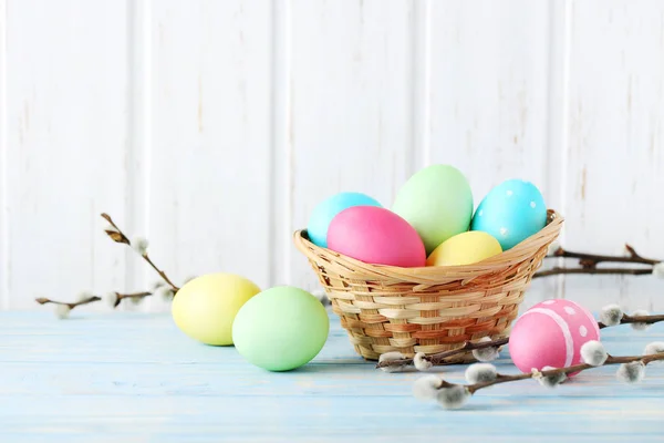 柳条筐里的复活节彩蛋 — 图库照片