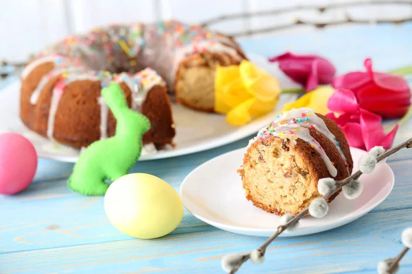 Huevos de Pascua con pastel —  Fotos de Stock