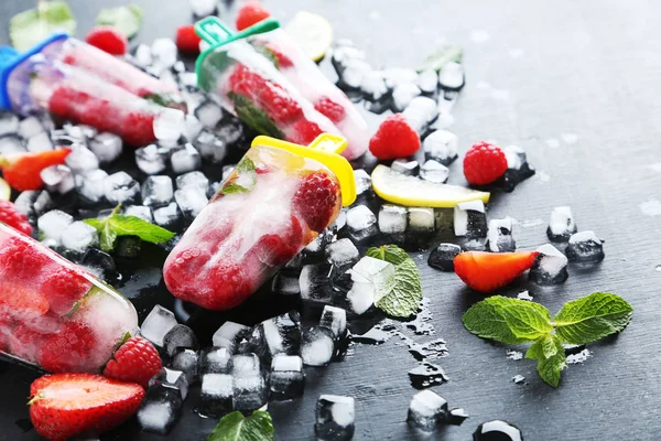 Мороженое с ягодами на черном столе — стоковое фото