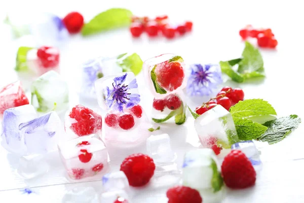 Cubos de hielo con frambuesas y menta — Foto de Stock