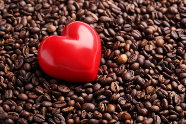 Red heart on roasted coffee beans — Stock Photo, Image