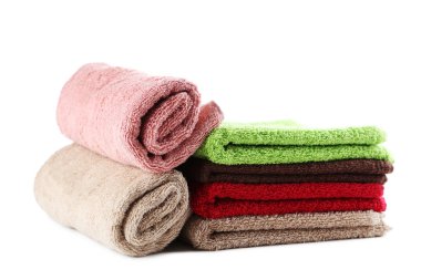 Beyaz arka plan üzerinde renkli havlu