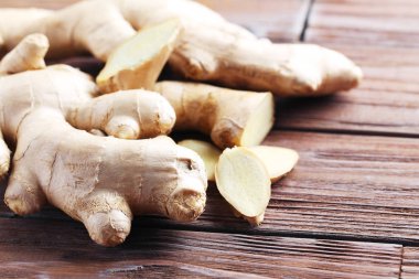 Zencefil kökleri üzerinde ahşap masa