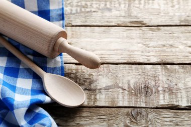 Mavi peçete, oklava ve kaşık