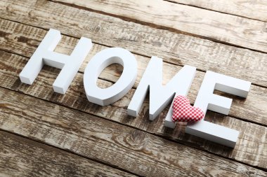 Ahşap masa üzerinde kelime