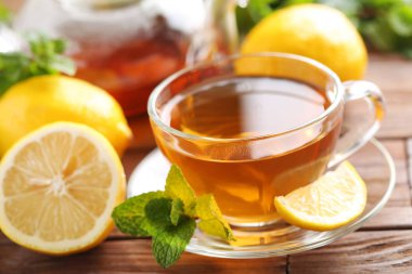 Bir fincan naneli ve limonlu çay. 