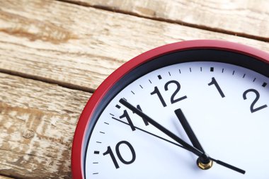 Kırmızı yuvarlak saat