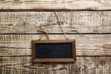  ahşap duvarda asılı çerçeve