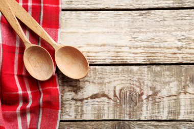 Kırmızı peçete ve kaşık 