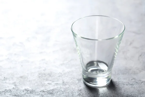 Lege glazen op een grijze tafel — Stockfoto