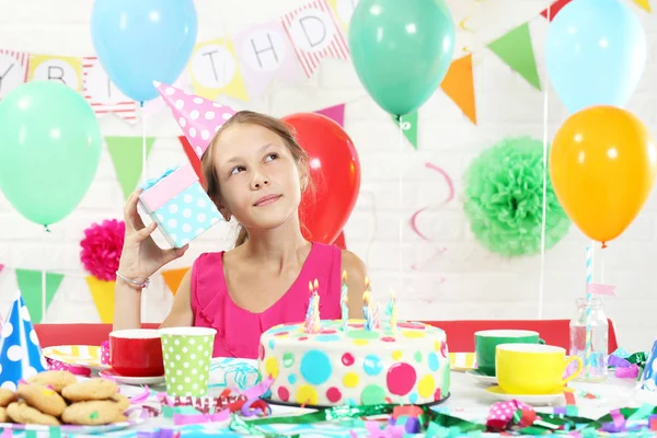 Glad tjej att ha kul på födelsedagsfest — Stockfoto