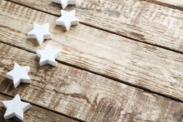 Білі зірки на дерев'яному столі — стокове фото