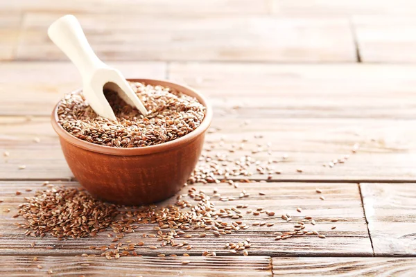 Семена коричневого льна на деревянном столе — стоковое фото