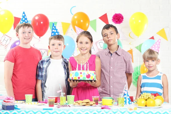 Niños felices divirtiéndose en la fiesta de cumpleaños —  Fotos de Stock