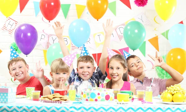 Happy childrens having fun at birthday party — Stock Photo, Image