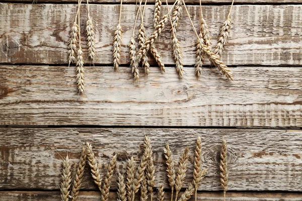 Orejas de trigo sobre mesa de madera — Foto de Stock