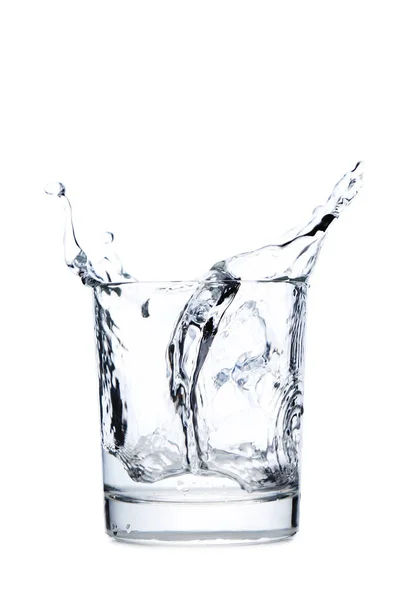 Glas Wasser mit Eiswürfel — Stockfoto