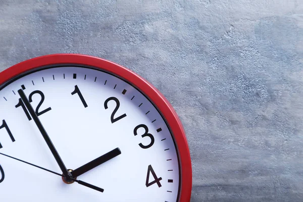 Kırmızı yuvarlak saat 