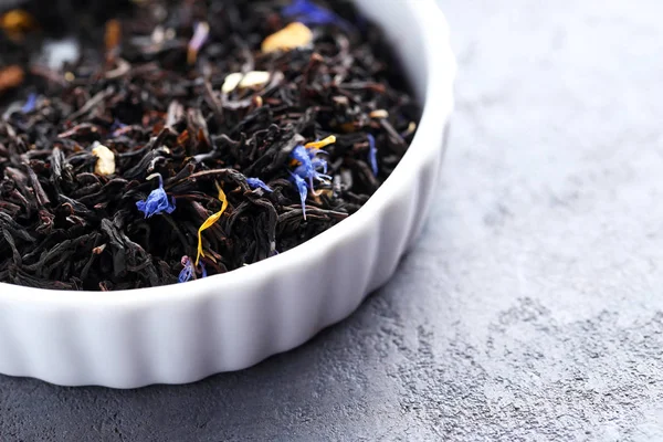 Heap of dry tea in bowl — Stock Photo, Image