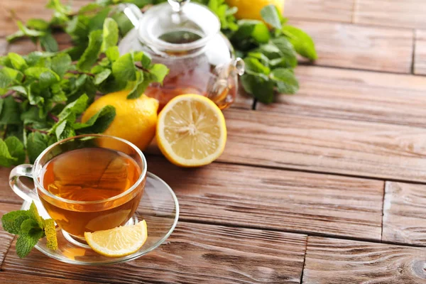 Tasse Tee mit Minze und Zitrone — Stockfoto