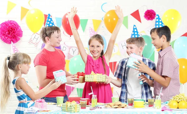 Niños felices divirtiéndose en la fiesta de cumpleaños — Foto de Stock