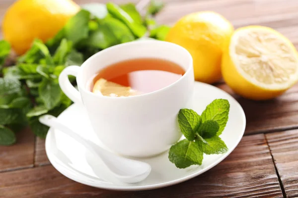 Чашка чая с мятой и лимоном — стоковое фото