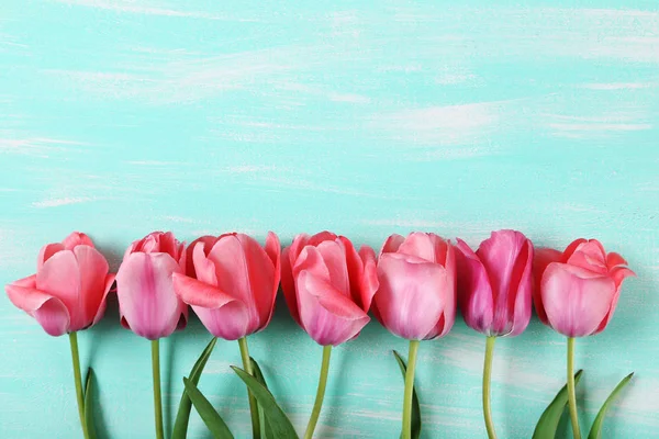 Tulipanes rosados en una mesa de menta — Foto de Stock
