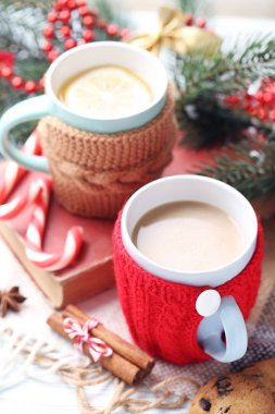 Bir fincan kahve ve çay. 