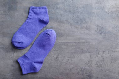 Gri masa mavi çorap