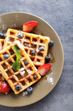 Böğürtlenli ev yapımı waffle.