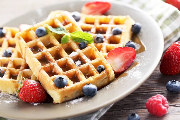 Waffles caseiros com bagas — Fotografia de Stock