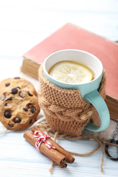 Taza de té en la mesa de madera — Foto de Stock