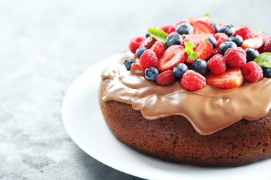 Çilekli çikolatalı pasta.