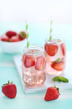 Çilek içki şişeleri