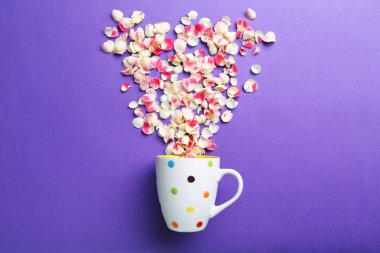 Gül yaprakları ve beyaz Kupası