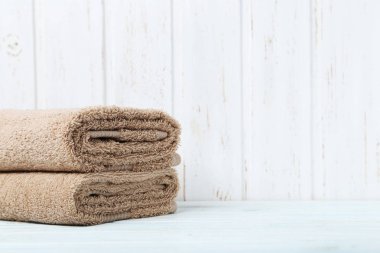 Beyaz masa üzerinde bej havlu