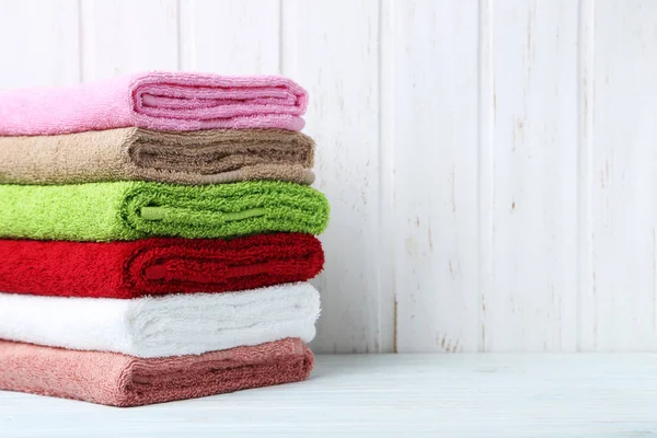 Красочные полотенца в стопке — стоковое фото