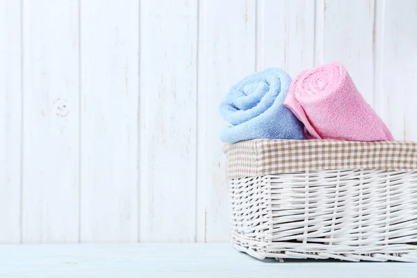 Różowy i niebieski ręczniki w koszyku — Zdjęcie stockowe