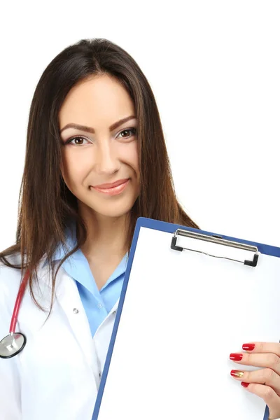 Retrato de jovem médico com prancheta em um backg branco — Fotografia de Stock