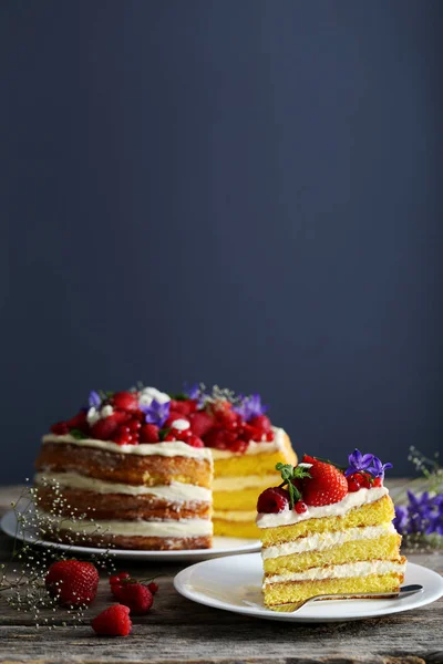 Bolo de biscoito com bagas — Fotografia de Stock