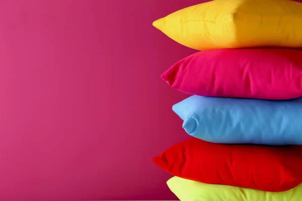 Travesseiros coloridos no fundo rosa — Fotografia de Stock