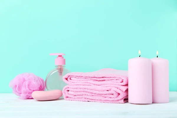 Toalhas cor-de-rosa com sabão e sabão — Fotografia de Stock