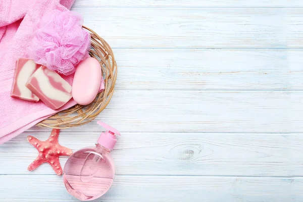 Toalhas cor-de-rosa com sabão e sabão — Fotografia de Stock
