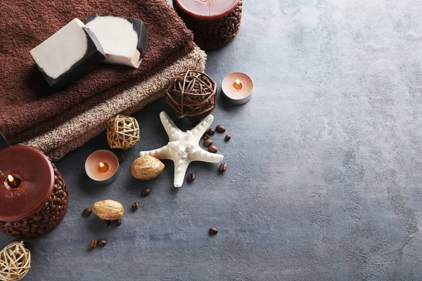 Towels with candles and soap — Stock Photo, Image